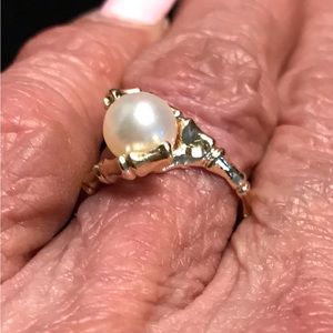 PRICE DROP!14K YG PEARL 2.4 TW Excellent Condition. Size 5.25